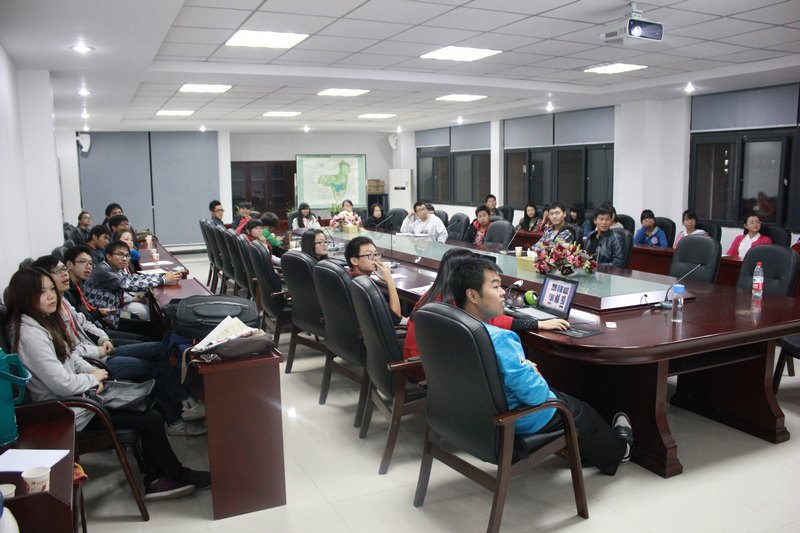 新新学会举办“在路上”主题文化沙龙