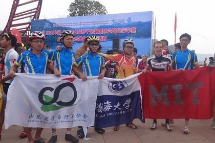 自行车协会队员李吉祥同学在2013年中国环千岛湖国际名校公路自行车邀请赛中取得佳绩