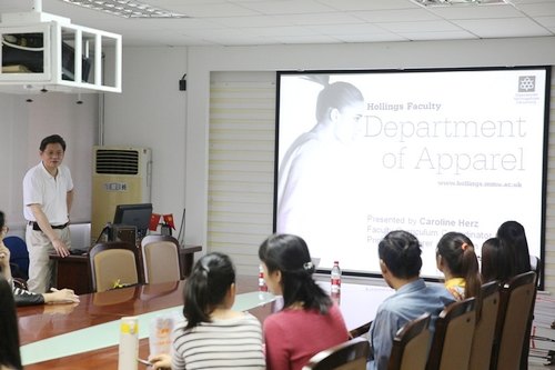 英国曼彻斯顿城市大学教授在服装系召开出国留学交流会