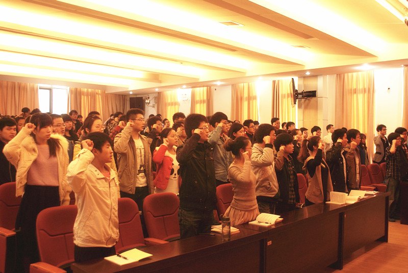 三峡大学科技学院召开新党员宣誓大会
