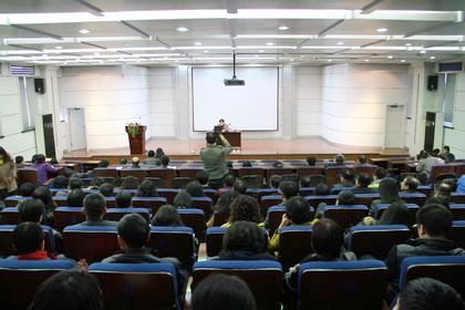 学校举行中层干部培训报告会