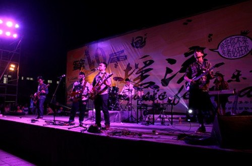 �㶫ʯ�ͻ���ѧԺ�ٰ��ʮ��ҡ�����ֽ�