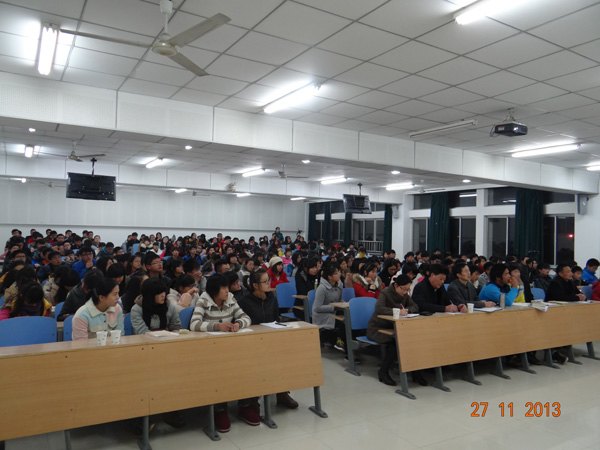 《上大学》方方圆圆--国家级教学名师、中山大学教授王金发来皖西学院给2013级学生作报告
