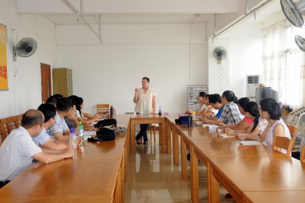外教Nancy Lois积极营造校园英语学习氛围