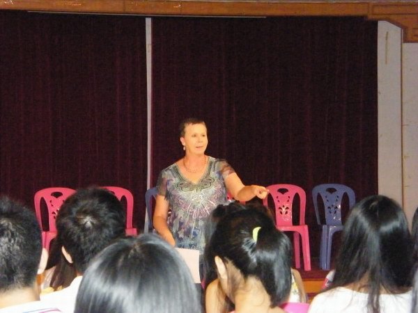 外教Nancy Lois积极营造校园英语学习氛围