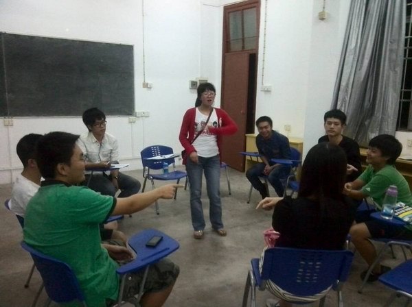 外教Nancy Lois积极营造校园英语学习氛围