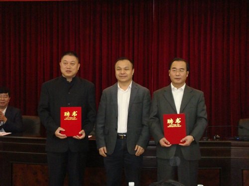广东石油化工学院与中国人民银行茂名市中心支行签订产学研合作框架协议