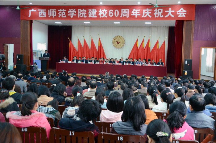 ��60����У��ר�⡿��Уͬ����ʮ����  ����һ�ù���ʢ�䡪������ʦ��ѧԺ���н�У60������ף���