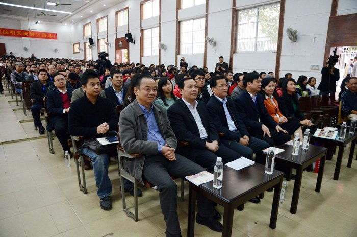 ��60����У��ר�⡿��Уͬ����ʮ����  ����һ�ù���ʢ�䡪������ʦ��ѧԺ���н�У60������ף���