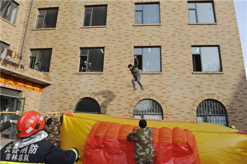 长春建筑学院举办“认识火灾 学会逃生”消防演练活动