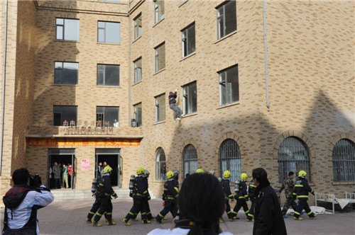 长春建筑学院举办“认识火灾 学会逃生”消防演练活动