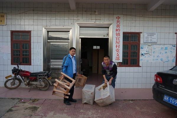 广东石油化工学院挂职“第一书记”吴英柱为挂任村办实事