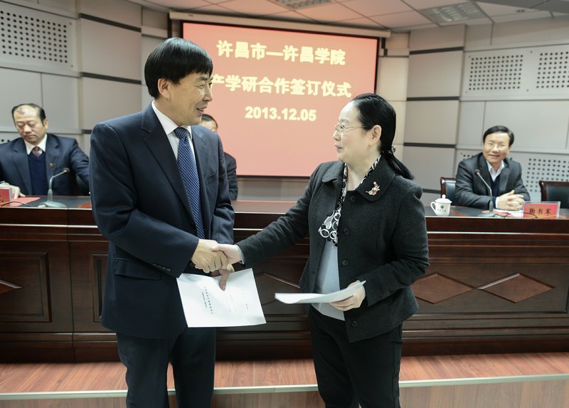 许昌学院举行“许昌市—许昌学院产学研合作”签约仪式