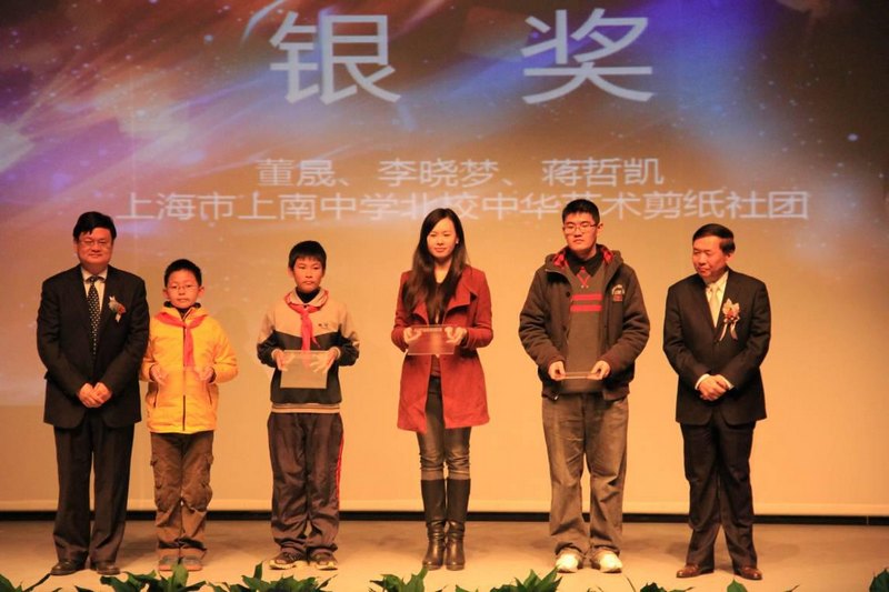 服装学院学生在2013上海艺术设计展暨上海市首届学生艺术设计展中摘金夺银