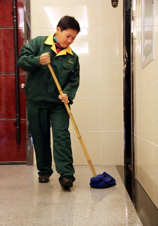 来自底层的光辉后勤保洁员拾金不昧树榜样