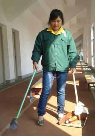 来自底层的光辉后勤保洁员拾金不昧树榜样
