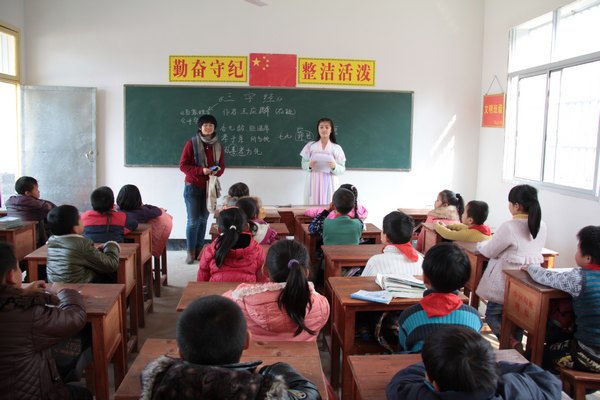 景德镇陶瓷学院青年志愿者赴鸣山希望小学开展支教活动