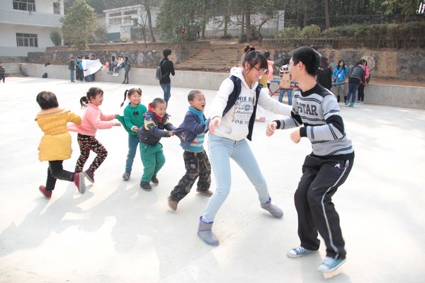 景德镇陶瓷学院青年志愿者赴鸣山希望小学开展支教活动