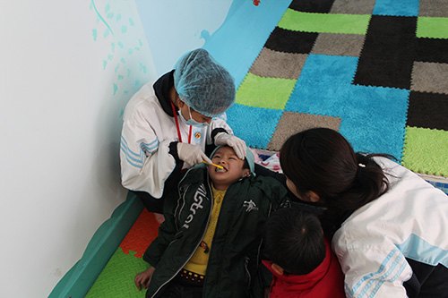 极光青协开展关爱儿童牙齿活动