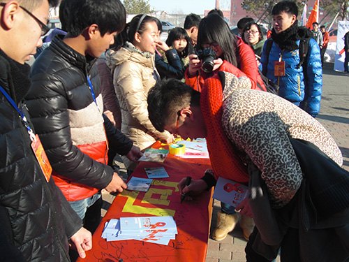 校青年志愿者联合会开展艾滋病宣传系列活动