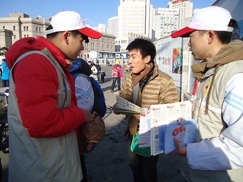 校青年志愿者联合会开展艾滋病宣传系列活动