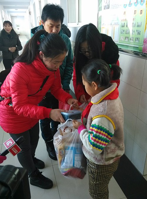 校青年志愿者联合会开展看望留守儿童活动