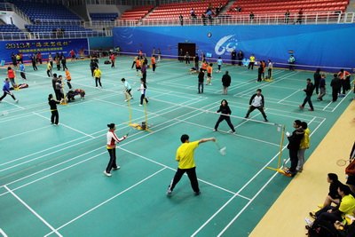 学院路地区高校羽毛球团体赛我教工队夺冠