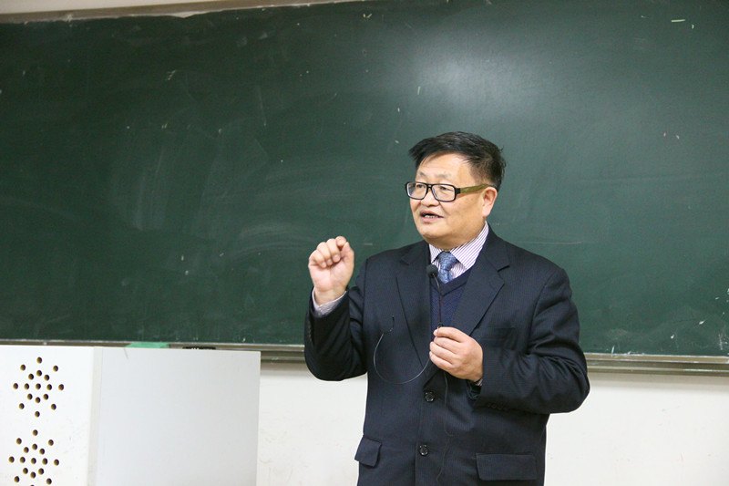 深化教学改革，加强英语精品课建设