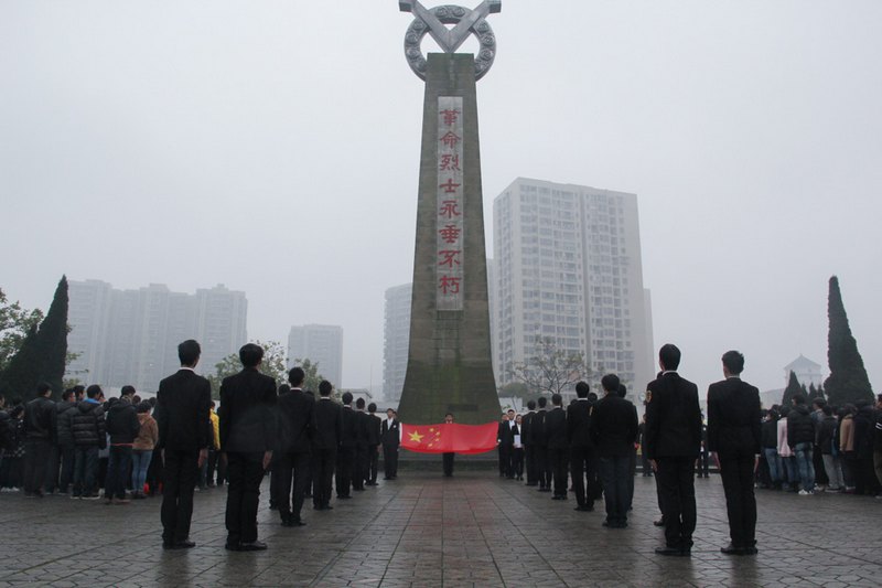 城科新团员革命烈士墓前举行入团仪式