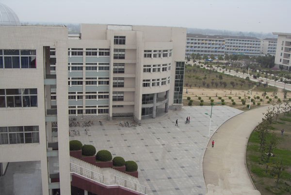 ѧУ��һ����ǿ������λ�����������ʵ����