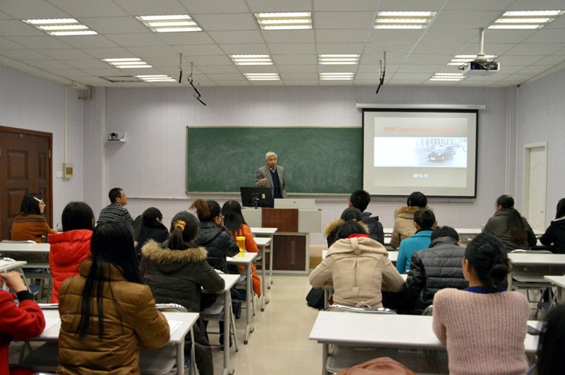 新进教师“课件制作”专题讲座开展