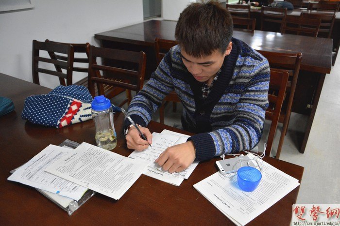 南艺学子紧张备战四六级 诚信考试争取最优成绩