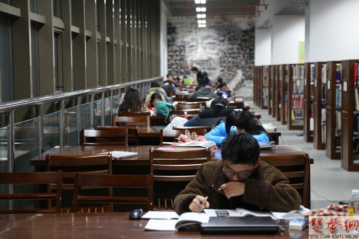 南艺学子紧张备战四六级 诚信考试争取最优成绩