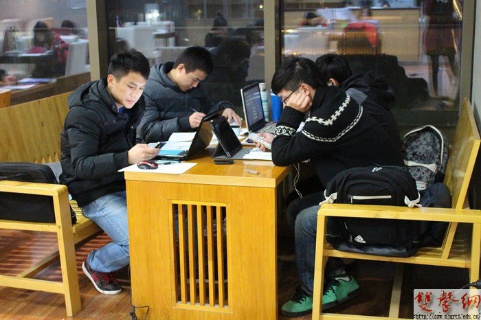 南艺学子紧张备战四六级 诚信考试争取最优成绩