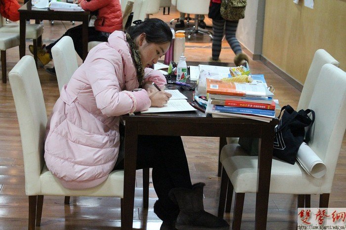 南艺学子紧张备战四六级 诚信考试争取最优成绩