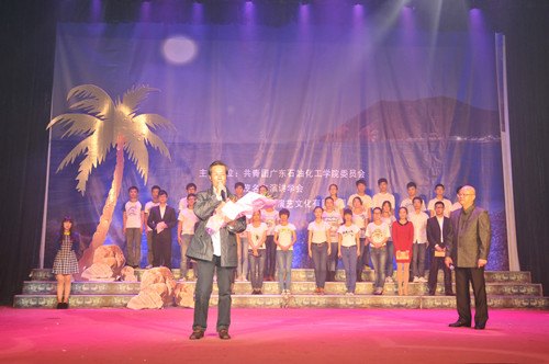 广东石油化工学院举行“纸边的故乡”张慧谋诗歌作品朗诵会