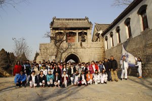 山东旅游职业学院师生赴朱家峪景区开展爱心公益日活动