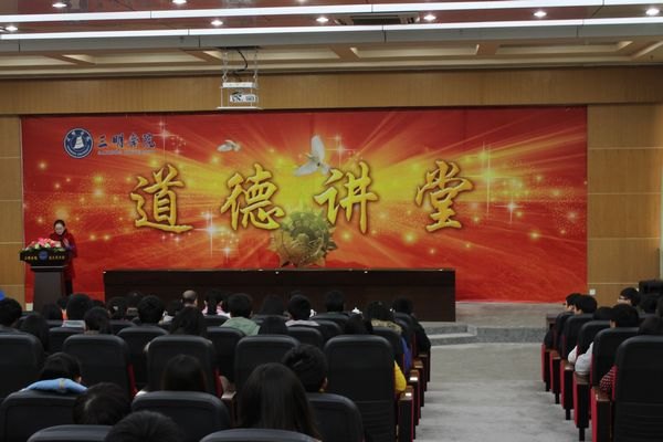 蓝色丝带空中扬 仁爱力量美名传