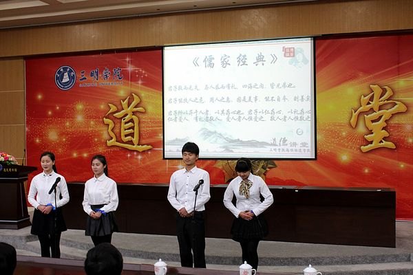 蓝色丝带空中扬 仁爱力量美名传