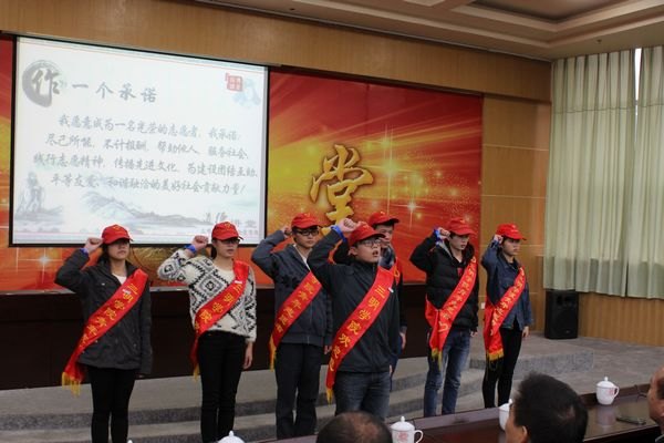 蓝色丝带空中扬 仁爱力量美名传