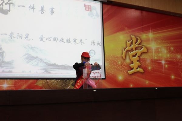 蓝色丝带空中扬 仁爱力量美名传