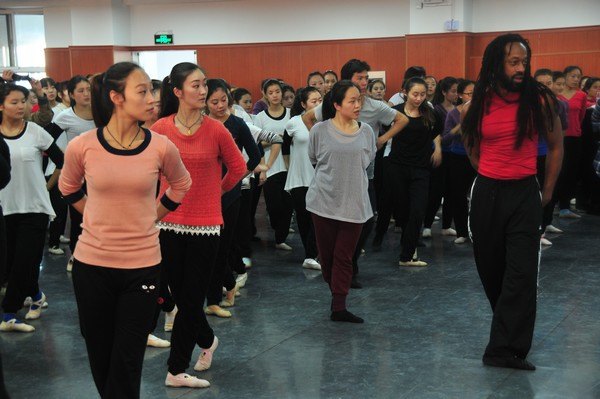 美国西俄勒冈大学副校长杨能强一行到许昌学院访问讲学