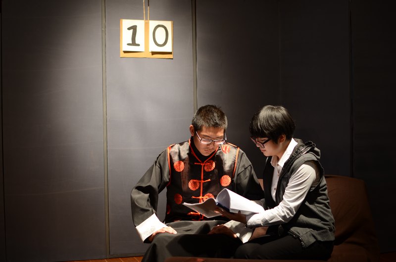 金陵学院学生表演话剧《有雷无雨》获得成功