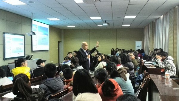 �������Ĵ�ѧ����Dr.Issam A.Ghazzawi���人���̴�ѧ��ѧ