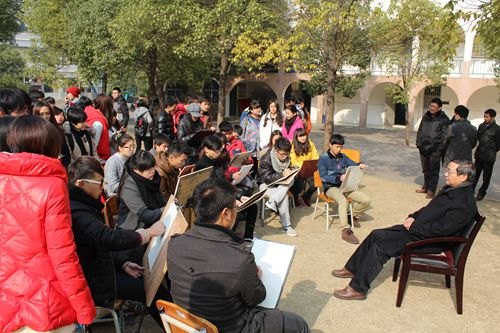 商贸学院院长金勇为学生当模特 鼓励提高动手能力