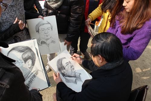 商贸学院院长金勇为学生当模特 鼓励提高动手能力