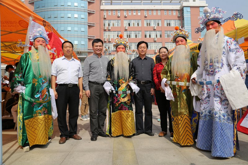 校党委副书记马超视察许昌学院社团招新工作