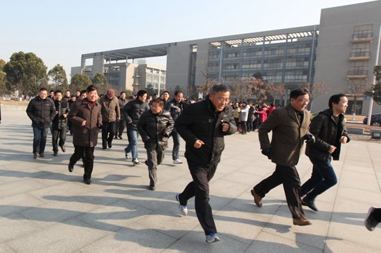 南京理工大学泰州科技学院举行教职工迎新年长跑活动