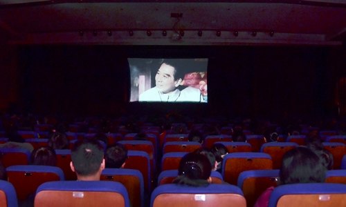 【群众路线教育】思想教育及时雨:教工含泪观看《周恩来的四个昼夜》