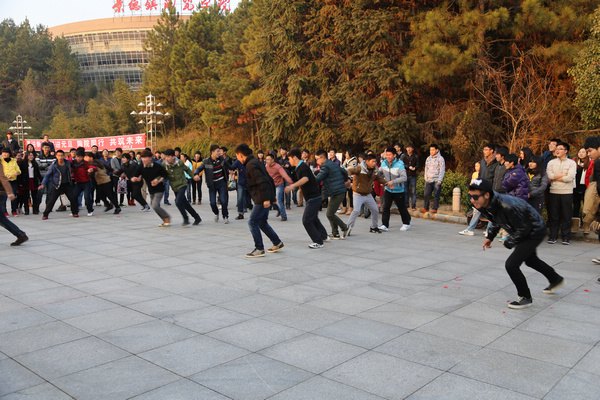 校团委举办“元旦游园会”活动